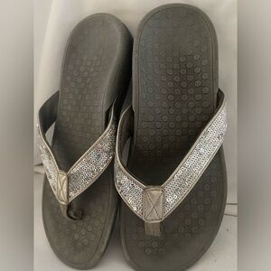 Vionic sequins sandals women’s Size 6